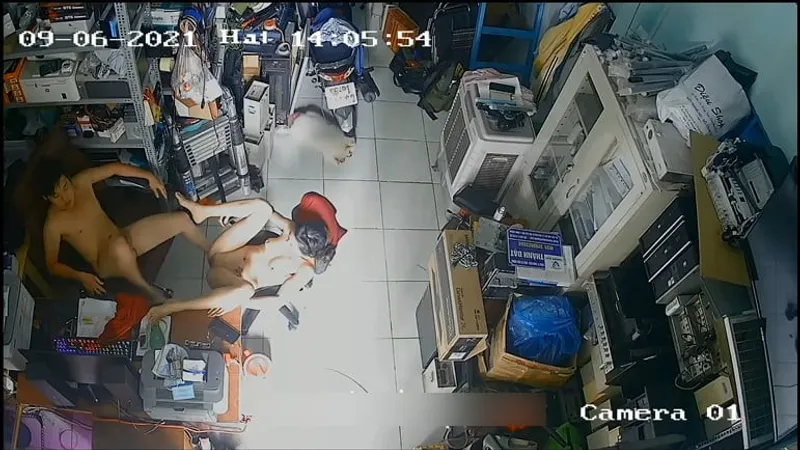 Cô vợ anh xã xxx nhau trong của hàng máy tính