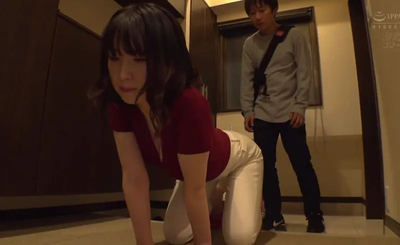 Người phụ nữ nhà bên thiếu thốn và cậu học sinh may mắn cạnh bên