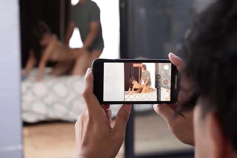 Quay lén em nữ học sinh ở căn hộ đối diện "đi ngoài" quên đóng cửa sổ để tống tình